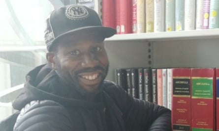 Salmon Ishuba sentado junto a una librería