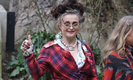 Helena Bonham Carter lució un traje rojo de dos piezas de Westwood