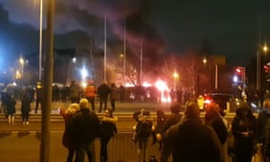 Captura de pantalla del video tomado por cortesía de la cuenta de Facebook de Tony Broster de los manifestantes en un mitin en Prescot, Merseyside.  Fotografía: AP