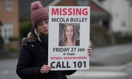 Una persona sostiene un cartel que pide información sobre Nicola Bulley en St Michael's en Wyre el viernes.