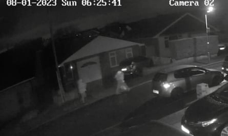 Imágenes de CCTV de la pareja caminando por la calle