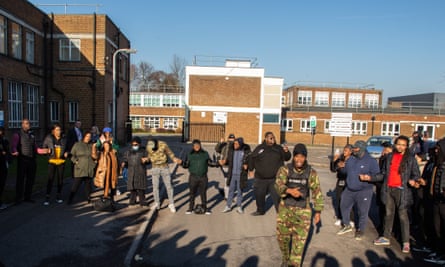 La gente protestó frente al Thomas Knyvett College el miércoles después del ataque del lunes.