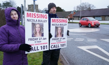 Los amigos de Nicola Bulley sostienen carteles pidiendo personas desaparecidas a lo largo de la carretera principal en St Michael's en Wyre el viernes.
