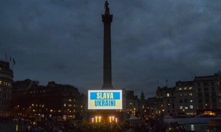 Una gran pantalla lee Slava Ukraini (Gloria a Ucrania) durante una vigilia en Trafalgar Square de Londres el jueves por la noche.
