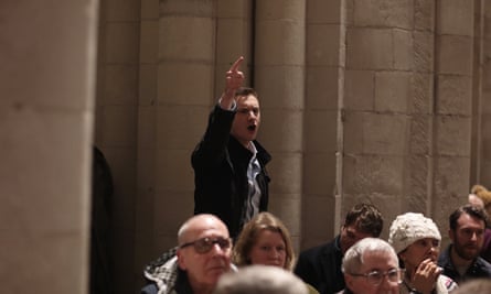 Wesley Russell, miembro de Patriotic Alternative, un grupo de extrema derecha, en Priory Church en Dunstable.