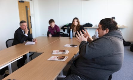 Jonathan Ashworth habla con Tom en el centro de bienestar.