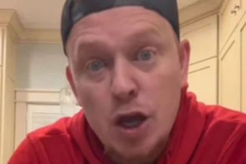 La gente apenas se da cuenta de cómo dejar de llorar mientras corta cebollas