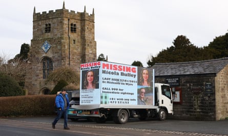 Los miembros del público pasan junto a los paneles de información en St Michael's on Wyre pidiendo ayuda en la búsqueda de Nicola Bulley.