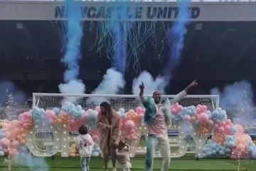 Joelinton in Toon Field Revelación del género del bebé lleno de globos con esposa e hijos