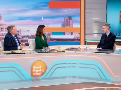 Jacob Rees-Mogg (derecha) entrevistado por Ed Balls y Susanna Reid en el programa Good Morning Britain de ITV esta mañana.