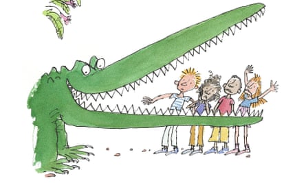 Quentin Blake dibuja un cocodrilo de boca larga y abierta con dientes afilados y, del otro lado, cuatro jóvenes que parecen asustados