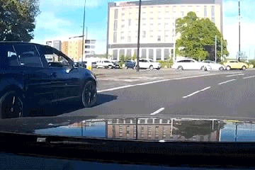 Dos autos chocan después de cambiar de carril, pero ¿quién está equivocado?