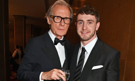 Bill Nighy y Paul Mescal en la ceremonia de premiación.