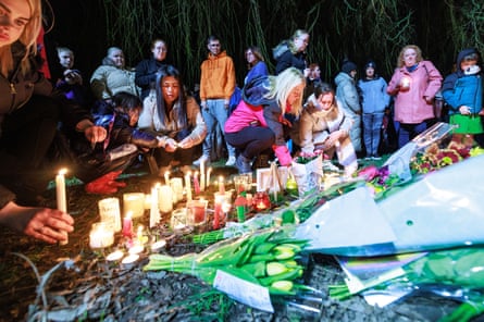 Miles de personas asisten a una vigilia en memoria de Brianna Ghey en Culcheth Village Green.