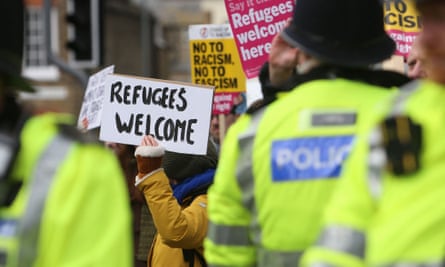 Partidarios a favor de los refugiados en Dover el sábado, durante una protesta contra los inmigrantes en la ciudad.