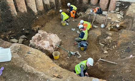 El sitio de excavación, debajo de un cementerio, revelando un edificio romano 