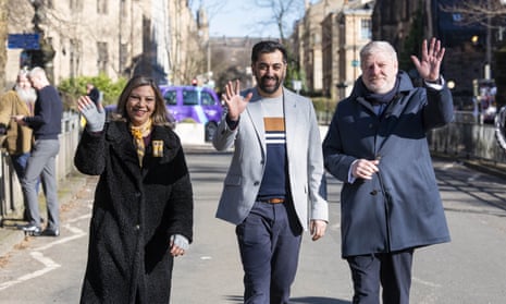 Humza Yousaf junto a los patrocinadores del SNP Kaukab Stewart y Angus Robertson en Kelvin Way en Glasgow, Escocia.