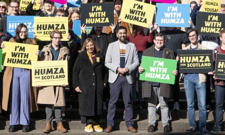 El candidato a líder del SNP, Humza Yousaf, hace campaña en Glasgow.