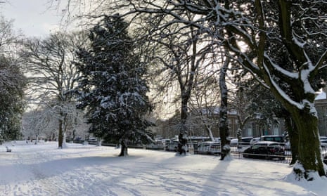 Nieve en el extremo oeste de Aberdeen, Escocia, ya que existen advertencias meteorológicas de nieve y hielo en los cuatro países del Reino Unido y se espera que se emitan más a medida que el aire ártico se extiende por todo el país.