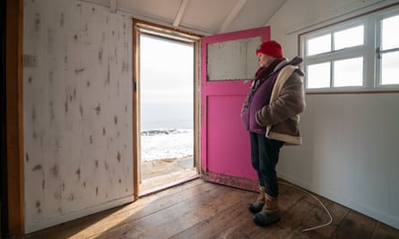 Sue mirando a través de la puerta abierta al mar.