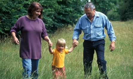 Abuelos jugando con un niño pequeño