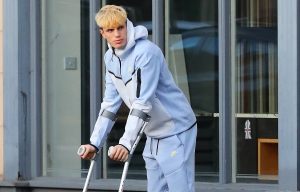 Garnacho de Man Utd fue visto cojeando con muletas mientras salía a almorzar después de una lesión