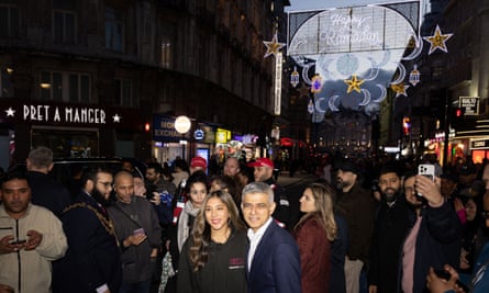 Sadiq Khan enciende la primera instalación de luces de Ramadán en Piccadilly Circus