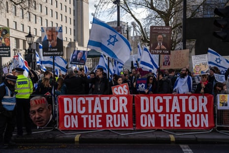 Manifestantes contra Netanyahu frente a Downing Street esta mañana.