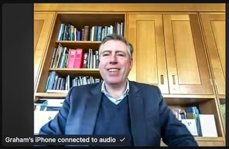 Captura de pantalla de Sir Graham Brady en su oficina sonriendo