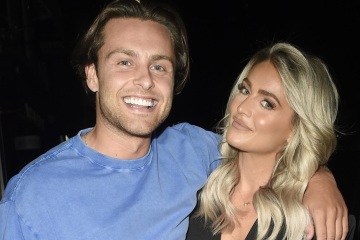 Casey de Love Island genera rumores de que ha vuelto con Claudia mientras se abrazan