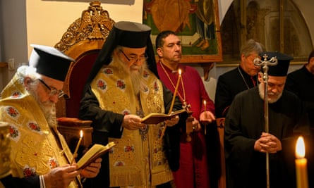 La ceremonia tiene lugar en la Iglesia del Santo Sepulcro en Jerusalén.