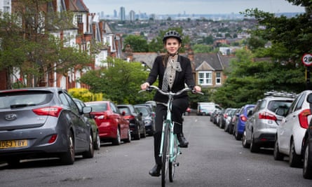 Andar en bicicleta eléctrica en Muswell Hill, Londres