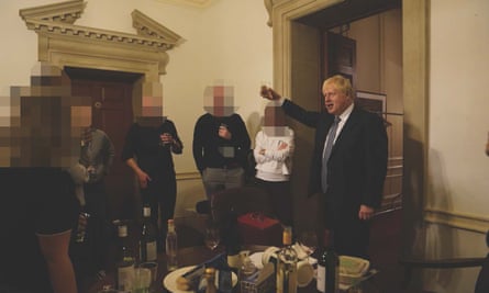 Boris Johnson (derecha) en un mitin de salida en el vestíbulo de la oficina de prensa en el número 10 de Downing Street