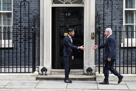 Rishi Sunak saluda a Benjamin Netanyahu (derecha) en el No. 10.