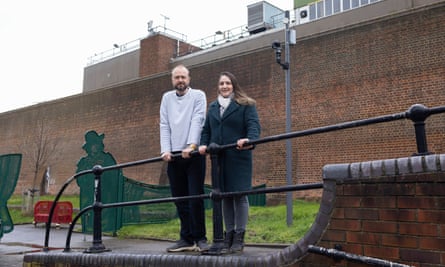 Activistas Toby Davies y Heather Snaith