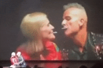 Momento en que un hombre aborda a un mago que realiza un truco íntimo con la boca con su 