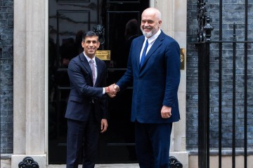 El primer ministro albanés sonríe con Rishi Sunak, antes de criticar el trato a los inmigrantes