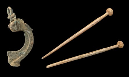 Un broche y alfileres romanos encontrados en el sitio.