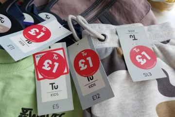 Los compradores obtienen grandes ofertas en la venta de Sainsbury, incluida ropa para niños por £ 1