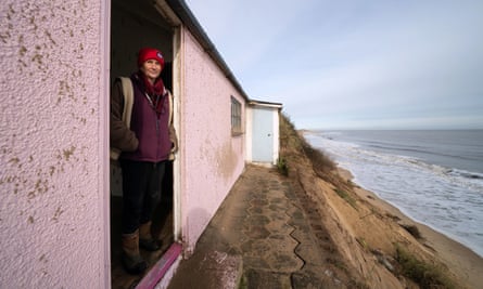 Sue mira desde su casa en Hemsby