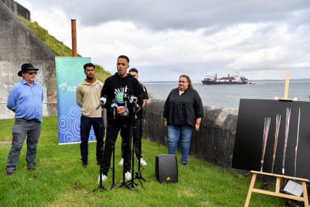 (I-D) El curador principal del Museo Nacional de Australia, Dr. Ian Coates, el presidente de la Fundación Gujaga, Ray Ingrey, y la presidenta del Consejo Local de Tierras Aborígenes de La Perouse, Noeleen Timbery, hablan sobre la repatriación de lanzas en la isla desnuda.