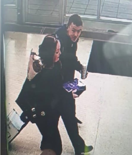 Captura de pantalla de CCTV de Faith Marley reuniéndose con un hombre en la estación de autobuses de Buchanan poco después de las 11:20 a. m. del miércoles.