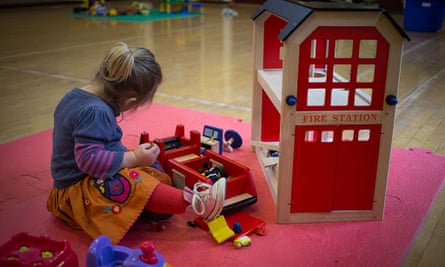 Una niña juega con juguetes en un grupo de juegos para niños en edad preescolar