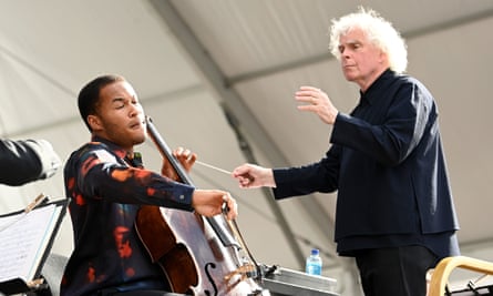 Simon Rattle dirigiendo al violonchelista Sheku Kanneh-Mason y la Orquesta Sinfónica de Londres en junio de 2022.