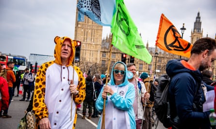 Manifestantes disfrazados marchan