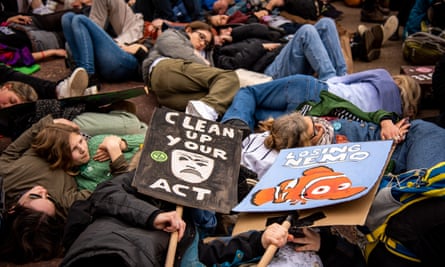 Gente tirada en el suelo.