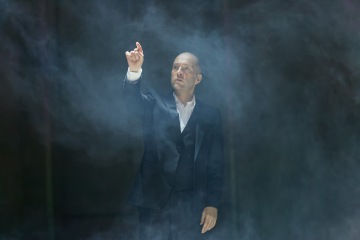 Derren Brown se vuelve personal y emotivo mientras muestra sus poderes de Showman