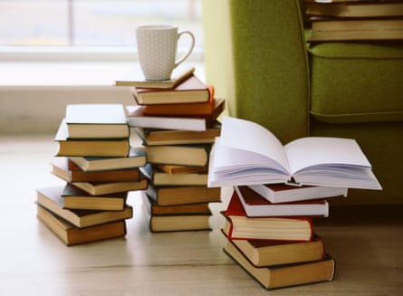 Montón de libros en el suelo en casa