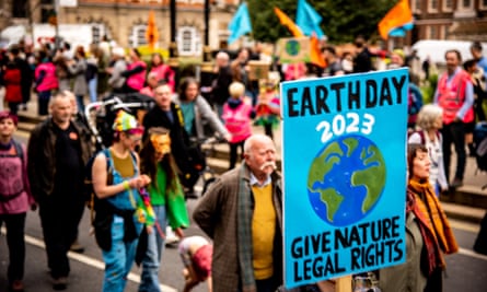 Un activista sostiene un cartel que dice 