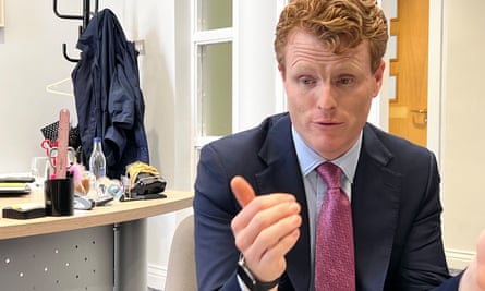 Joe Kennedy III, enviado económico de Joe Biden a Irlanda del Norte hablando con The Guardian en Belfast